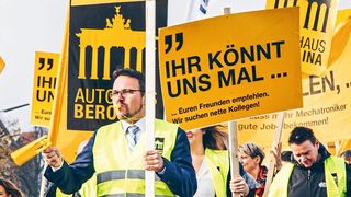Demonstration für neue Kollegen: die Belegschaft des Autohauses Berolina in Berlin-Spandau. (Berolina)
