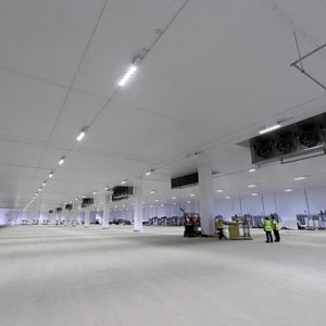 Industriegebäude: Eaton verfügt über die nötige Erfahrung, Kompetenz und Produkte, um Kunden dabei zu helfen, die gesetzlichen Vorschriften einzuhalten und eine Umgebung zu schaffen, in der sie sicher, stabil und effizient arbeiten können.