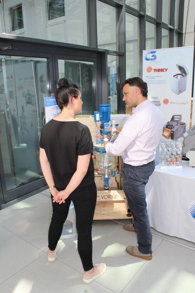 Impressionen der Lab-Supply Berlin vom 13. Juni 2019  In den Hallen des Estrel-Hotels in Berlin Neu-Kölln konnten Besucher der Lab-Supply mit den Ausstellern ins Gespräch kommen. Hier sind einige Impressionen vom Messetag sowie Besucherstimmen für Sie zusammengestellt. Die nächste Lab-Supply ist am 28. August 2019 in Dresden. Weitere Infos zu den kommenden Lab-Supply-Messen finden Sie auf www.lab-supply.info.   Lese-Empfehlung: Nachbericht zum erfolgreichen Auftakt der Lab-Supply in Wien. (Bild: LABORPRAXIS, C. Lüttmann)
