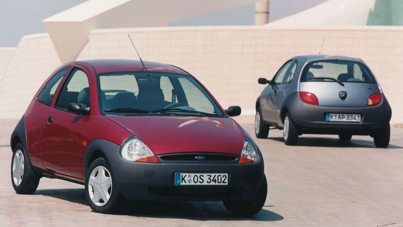Der erschien am 11. September 1996 und wurde ganze zwölf Jahre lang gebaut. Als günstiger Zweitwagen für die Stadt gedacht, verteidigte der Ka die Marktanteile, die sich Ford in den 1980er-Jahren mit den Modellen Escort und Fiesta im europäischen Kleinwagensektor erarbeitet hatte. Obwohl er deutlich kleiner als ein Fiesta war, handelte es sich bei dem Dreitürer um einen vollwertigen Viersitzer. Insgesamt wurden rund 1,5 Millionen Exemplare verkauft. (Bild: Ford)