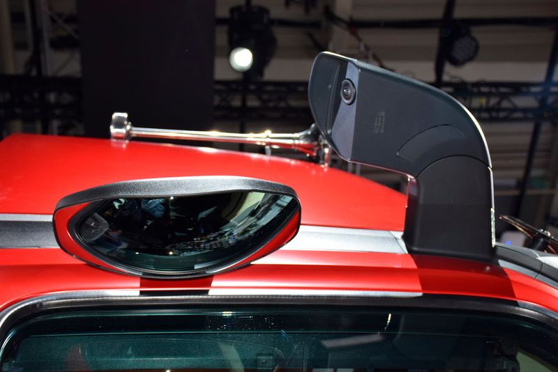 Die Kameras des Mirror-Cam-Systems sind über der Fahrertür angebracht. (Bild: »kfz-betrieb« / Schweitzer)