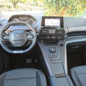 (Peugeot)