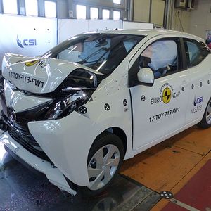 Die rasante Entwicklung der Sicherheitstechnik setzt die Messlatte immer ein Stückchen höher. Für viele Facelifts reicht es deshalb nicht mehr für die volle Punktzahl. Von fünf auf drei Sterne abgeruscht sind der Toyota Aygo, ...(Bild:  NCAP)
