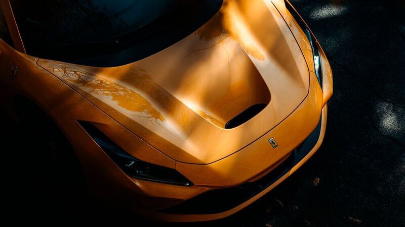 Beim Design tritt der F8 Spider in die Fußstapfen des atemberaubend gezeichneten Pista. Vorn dominiert der so genannte S-Duct. (ampnet/Philipp Rupprecht)