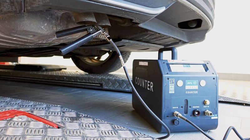Ab 1. Juli Alltag in der Werkstatt: Abgasmessung bei  modernen Dieselmotoren mit einem Partikelzählgerät – hier von AVL Ditest.(Bild:  Dominsky – »kfz-betrieb«)
