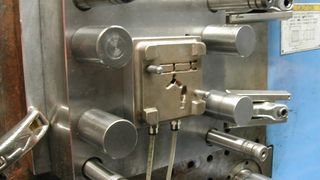 Schnell hergestelltes Werkzeug: Metall-Laser-Sintern liefert Werkzeugeinsätze für eine LED-Lichtführung in weniger als 6 Stunden.  Bild: EGi / EOS (Archiv: Vogel Business Media)