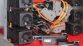 Die Kombination zentraler und dezentraler Antriebslösungen steigert sowohl die Flexibilität als auch die Energieeffizienz der Maschine. (Bild: AMK Motion)