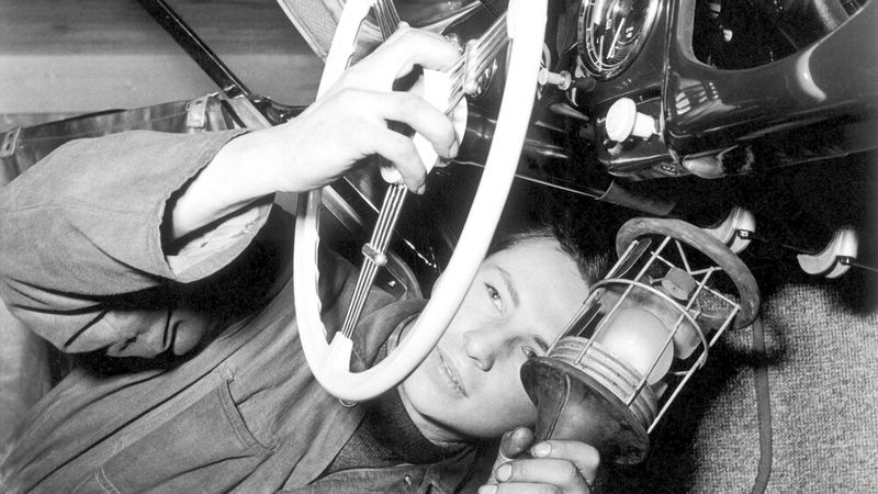 Eine Aufnahme aus dem ersten Suttgarter Produktionsjahr: Mit der klassischen Werkstatt-Rundlampe auf „Qualitätsuche“.  (Bild: Porsche AG)