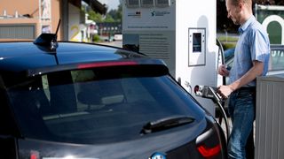 An der Ladesäule mit EC-Karte zahlen: Ein neues Bezahlsystem soll so das Laden von E-Fahrzeugen vereinfachen. (BMW)