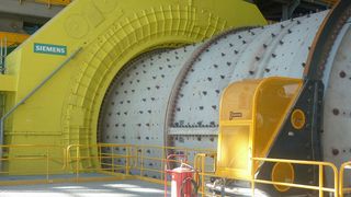 Mit getriebelosen Antriebssystemen von Siemens ausgerüstete 26-Fuß-Kugelmühle der Minera Los Pelambres in Chile. Bild: Siemens (Archiv: Vogel Business Media)