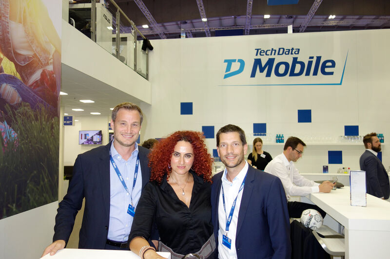 Besa, IT-BUSINESS, mit dem neuen Mobile Guru (l.) Sven Hollemann, Tech Data Mobile, und Marcel Delmer, Tech Data. (Bild: IT-BUSINESS)