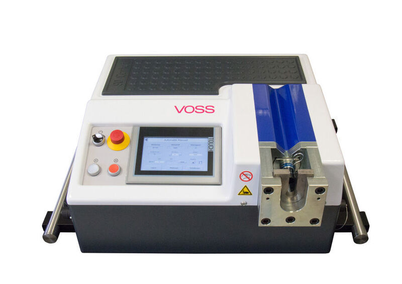 Das Vormontagegerät Typ 90 Comfort von VOSS Fluid arbeitet mit Fehlererkennung und automatischer Druckeinstellung. (Bild: Voss Fluid)