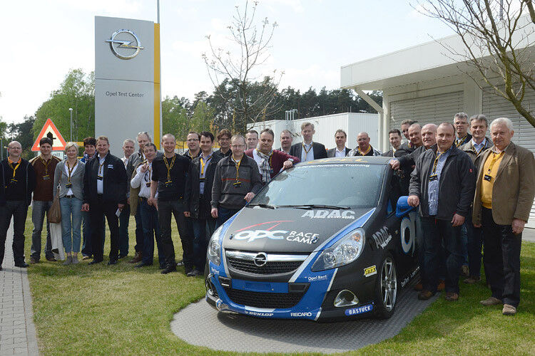 Im Rahmen der Verleihung ging es für die Betriebe auf das Opel-Testgelände in Dudenhofen. (Foto: Opel)