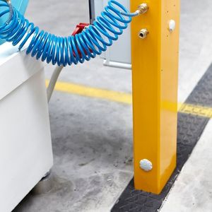 Durch das Verlegen in den Rinnen liegen die energieführenden Leitungen nicht mehr frei im Raum herum, sondern sind praktisch ‚unsichtbar’.