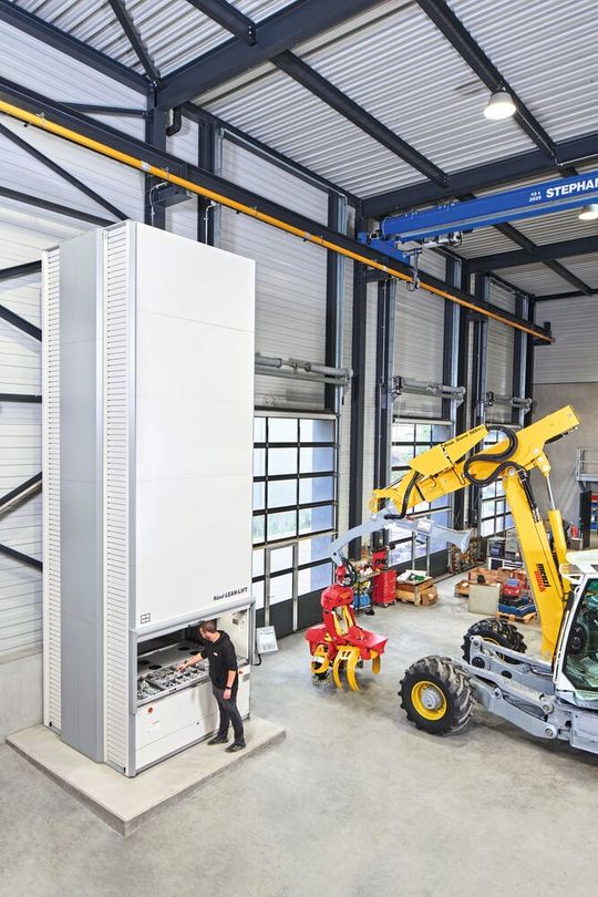 Für eine platzsparende Werkzeug- und Ersatzteilversorgung setzt Menzi Muck auf einen sieben Meter hohen Hänel-Lean-Lift direkt in der Servicewerkstatt.(Bild:  Hänel)