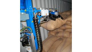 Das System von Copal greift die Kaffeesäcke automatisch und befördert sie über ein Förderband weiter. (Copal)