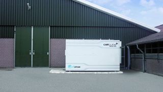 Stromspeicher vor Industriegebäuden könnten vielleicht bald zu einem vertrauten Anblick werden. (Bild: Gildemeister Energy Solutions)