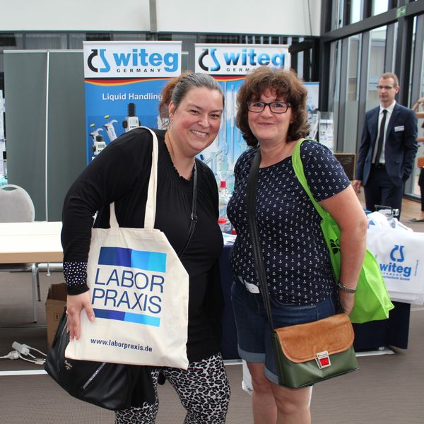 Besucherstimmen der Lab-Supply Berlin 2019 Andrea Maikath (rechts) vom Leibniz-Institut für Gemüse- und Zierpflanzenbau (IGZ) und ihre frühere Kollegin Wencke Schulze vom Institut für Biologie der HU Berlin:  Maikath: „Das ist fast sowas wie ein Klassentreffen hier. Auf der Lab-Supply trifft man viele ehemalige Kollegen und kann sich austauschen und informieren: Was gibt es für Neuheiten? Wir kriegen auch immer einen Forschungsauftrag für den Messebesuch. Heute sollen wir zum Beispiel nach Angeboten für Inkubatoren schauen.“   Schulze: „Wir wollen auch noch die Fachvorträge besuchen. Die sind sehr praxisbezogen. Da kann sich jeder genau das raussuchen, was man da braucht.“   Maikath: „Und für uns ist vor allem die kurze Anfahrt ein Plus. Deshalb sind wir froh, dass die Lab-Supply auch hier in Berlin stattfindet. Die anderen Lab-Supplys in Dresden oder Hamburg wären uns zu weit weg.“     Die nächste Lab-Supply ist am 28. August 2019 in Dresden. Weitere Infos zu den kommenden Lab-Supply-Messen finden Sie auf www.lab-supply.info. (Bild: LABORPRAXIS, C. Lüttmann)