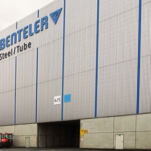 Unitechnik hat die Logistikanlage bei Benteler Steel/Tube am Standort Schloss Neuhaus in Teilschritten modernisiert, ohne dass es zur Beeinträchtigung der Prozesse im Lager kam.