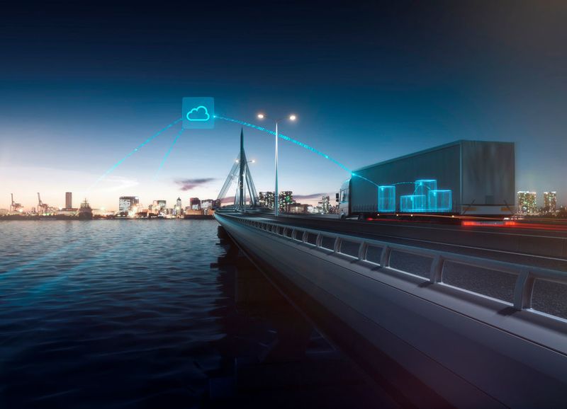 Mit der Sensorlösung TraQ kann die Produktqualität innerhalb der gesamten Lieferkette verfolgt werden - bis zum Kunden. Dabei erfassen Sensoren, die in die Transportverpackung oder auch in das Produkt integriert sind, qualitätsrelevante Informationen wie Temperatur, Erschütterung, Licht oder Luftfeuchtigkeit, und senden diese an die Bosch IoT Cloud. (Bosch)