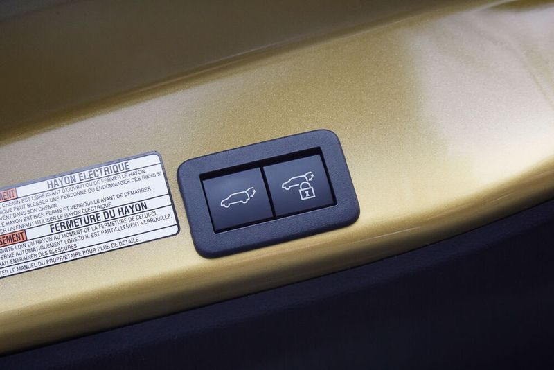 Wer entsprechend investiert, kann den Yaris Cross mit elektrischer Heckklappe bekommen. (Bild: Toyota)