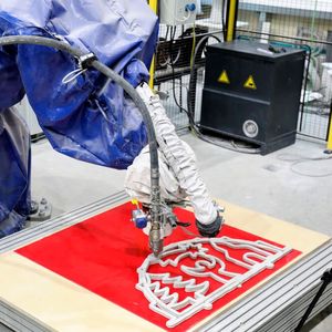 Für den 3D-Betondruck generiert ein Roboter den Materialaustrag über die Betonextrusion.(Bild:  Technische Universität Chemnitz)