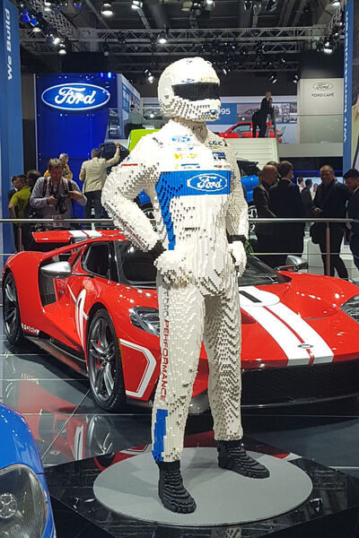 Es muss nicht immer menschlich sein: Am Ford-Stand sorgt dieser Lego-Rennfahrer für Aufmerksamkeit. (Mauritz / »kfz-betrieb«)