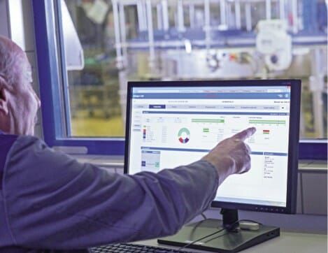 (Auf einem Blick: Die Abfüllung lässt sich über einen SAP-MII-Produktionsleitstand in Echtzeit verfolgen. Bild: GIZ)