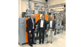 Von links nach rechts: Thomas Luger, Knut Hilgert (Motan Holding) und Horst Bar vor der Motan-Anlage in der LIT Factory (Bild: Motan)