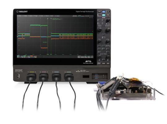 Bild 3: Angekommen in der Performance-Klasse: Aktuelle Multi-Gigahertz-Oszilloskope (hier ein Modell der SDS7000A-Serie mit aktiven Tastköpfen) adressieren anspruchsvolle Entwicklungsaufgaben wie die Analyse der Signalintegrität schneller digitaler Busse.(Bild:  Siglent)