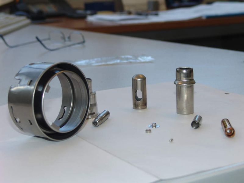 Bild 6: Mit der komplexen Geometrie dieser Tiefziehteile kommen die Reinigungsanlagen V2 und V4 von Pero gut zurecht; links: Schnell-Schlauchkupplung; vorn: eine Hülse für ein Elektronikteil. (Archiv: Vogel Business Media)