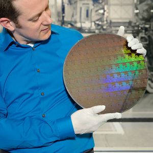 Nicolas Loubet von IBM Research mit einem fertigen Wafer mit aus 5nm Silicon Nanosheet Transistors bestehenden Chips. Die neue Technologie verspricht Halbleiter, die im Vergleich zur aktuell serienreifen 10-nm-Technologie eine um 40% bessere Leistung bzw. eine Energieeinsparung von 75% bei konstanter Performance bieten. 