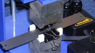 Bei der Induktionshärtung wird die Energie durch elektromagnetische Wechselfelder im kHz-Bereich in das Material eingetragen. (Bild: Polytec)