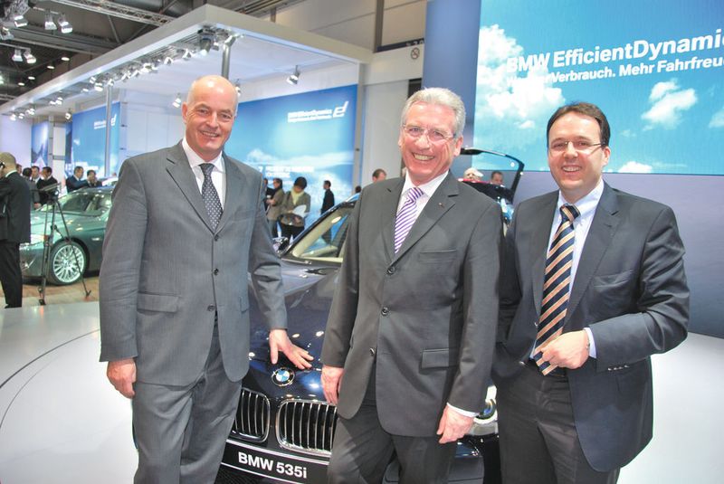 Hart, aber fair und herzlich: Karsten Engel (li.) pflegt auch mit dem BMW-Händlerverband, hier mit dessen Präsident Werner Entenmann (Mitte) und Peter Vogel (Ausschuss Aftersales), ein konstruktiv-harmonisches Verhältnis. Fotos: Maderner (Archiv: Vogel Business Media)