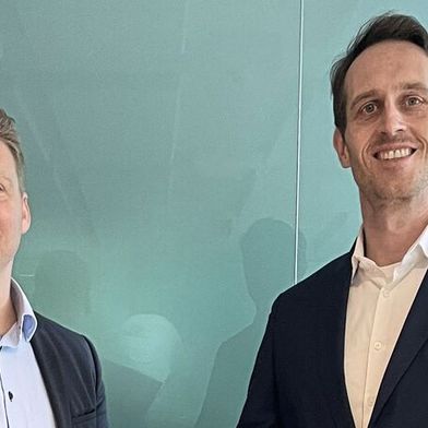 Gianfranco Dell’Aquila (Head of Sales Region Germany bei Walter) und Dr. Christian Hoffart (CEO Sparepartsnow) besiegeln ihre strategische Partnerschaft. (Bild: Walter/Sparepartsnow)