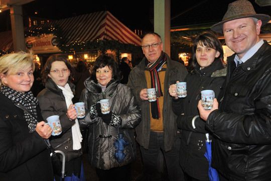 Warmgetränke sind gefragt (v.l.): Kerstin Guse und Kathleen Langker (beide Innung Ostthüringen), Katrin Jentsch (Innung Sachsen-West), Rainer Jentsch (Nürnberger Versicherung) sowie Nicole Weber und Stefan Haase (beide Innung Ostthüringen). (Foto: Zietz)