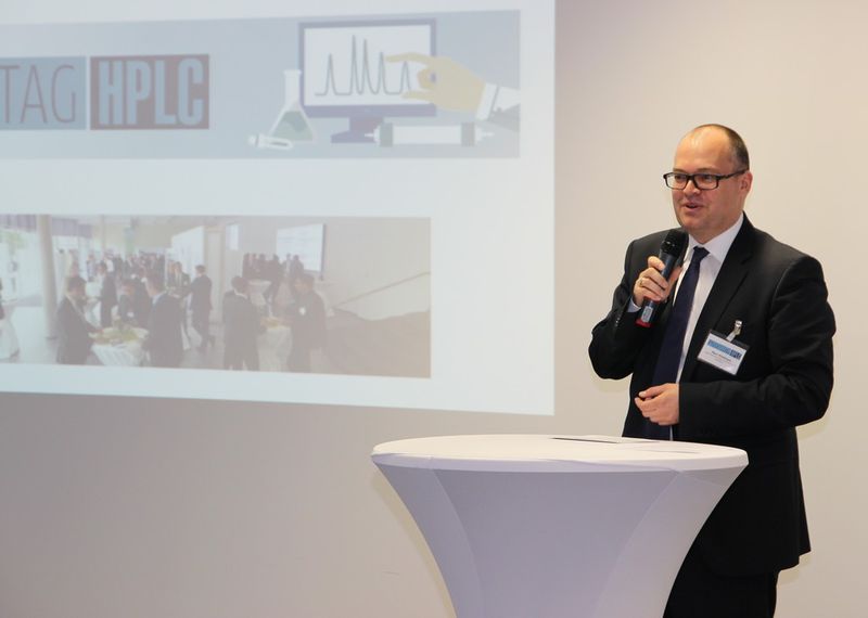 Marc Platthaus, Chefredakteur der LABORPRAXIS, begrüßt die Teilnehmer des HPLC-Praxistages. (Bild: LABORPRAXIS)
