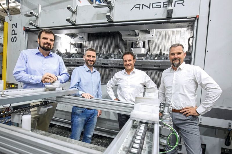 V. l.: Günther Siegwart, CTO Anger Machining, Andreas Roithmayr, Technical Sales Product Management Anger Machining, Alexander Knapitsch, Executive Sales Manager Kosmek Europe, Patrick Plamenig, Geschäftsführer von Kosmek Europe, vor einem Anger-Bearbeitungszentrum der SP-Generation.  (Wakolbinger)
