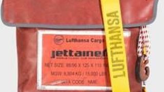 Ein zweites Leben für Lademittel: Die Jettainer-Umhängetaschen bieten rustikalen Chic für polyglotte Zeitgenossen. (Bild: Jettainer)