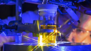 Dr. Laith Almazahreh untersucht an der Friedrich-Schiller-Universität Jena den Mechanismus der elektrokatalytischen Wasserstoffbildung mit einer von der Natur inspirierten Modellverbindung. In der elektrochemischen Zelle befindet sich eine Lösung dieser katalytisch aktiven Verbindung, die für die Herstellung von Wasserstoff eingesetzt wurde. (Jens Meyer/Universität Jena)