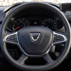Das Cockpit wirkt aufgeräumt, bedienfreundlich und gut verarbeitet.(Bild:  Dacia)