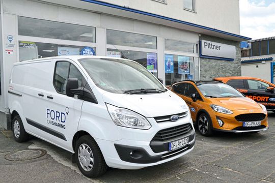 Auch einen Ford Transit hat Pittner in seiner Carsharing-Flotte. Er wird gerne für Umzüge gemietet.(Bild:  Mauritz)