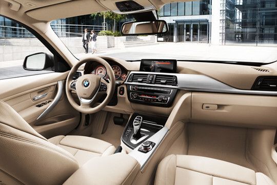 In hellem Leder macht sich das sportlich-elegante Cockpit besonders gut. (Foto: BMW)