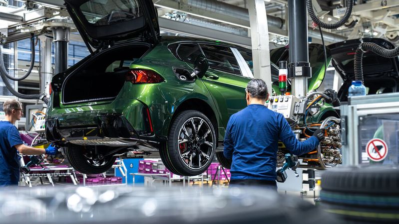 Einer Prognose zufolge wird im Jahr 2030 Vollautomatisierung der Fahrzeugproduktion möglich sein.(Bild:  BMW)