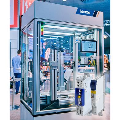 Wie effizient die Servoumrichter von Lenze in der Praxis arbeiten, demonstriert das Unternehmen
auf der interpack mit einer Jongliermaschine. (Bild: Lenze SE)
