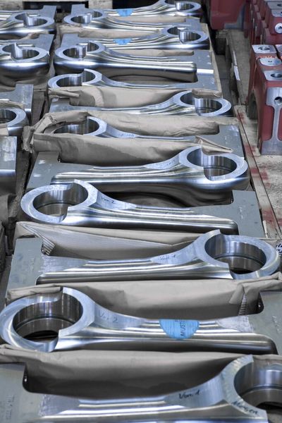 Werkstück-Beispiel bei Berghoff: Pleuelstangen für Schiffsdiesel. (Berghoff)