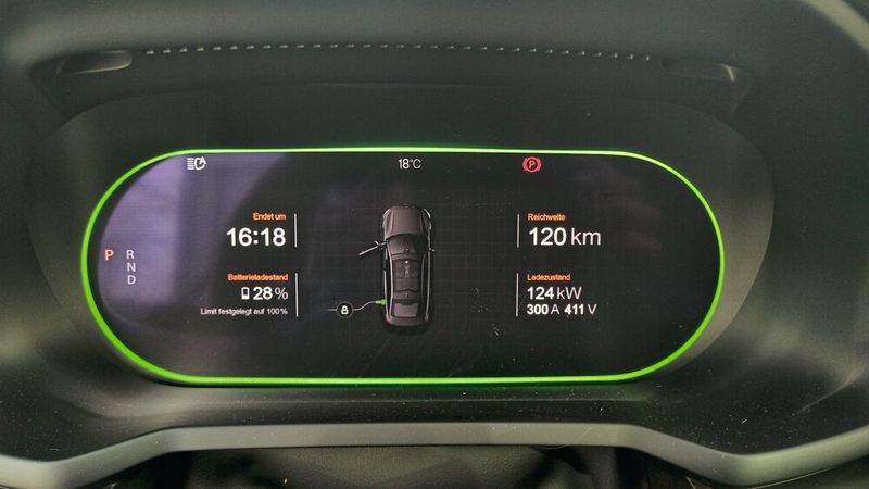 Der Polestar kann mit maximal 205 Kilowatt laden. Über 124 Kilowatt ging es im Test nicht hinaus – abhängig vom Akku-Ladezustand, der Konditionierung und der Ladesäule. Die praktische Reichweite lag im Test bei 350 bis 400 Kilometern. (Bild: Thomas Günnel/Automobil Industrie)