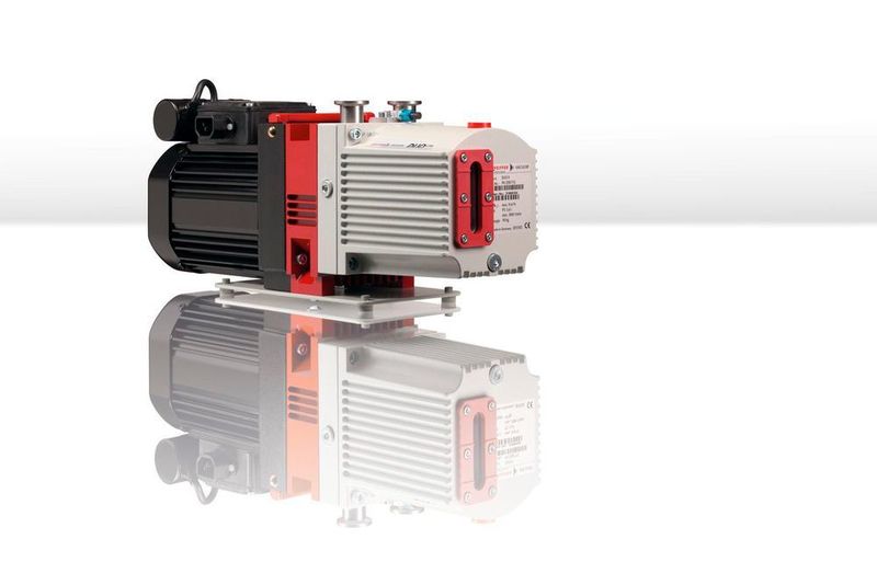 2013: Pfeiffer Vacuum stellt die neuen zweistufigen Drehschieberpumpen der DuoLine vor. Die kompakten Vakuumpumpen zeichnen sich durch ein neu entwickeltes Pumpsystem und eine optimierte Kühlung aus, was großen Einfluss auf die Lebensdauer der Pumpen hat. (Pfeiffer Vacuum)
