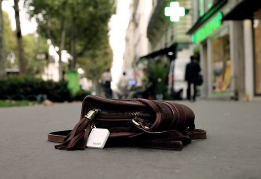 Wird eine Handtasche verloren oder gar gestohlen, kann sie über den -Anhänger lokalisiert werden: Benutzt der Finder ebenfalls die Wistiki-Plättchen, dann kann er über die Smartphone-App mit dem Eigentümer anonymisiert Kontakt aufnehmen. (Wistiki)