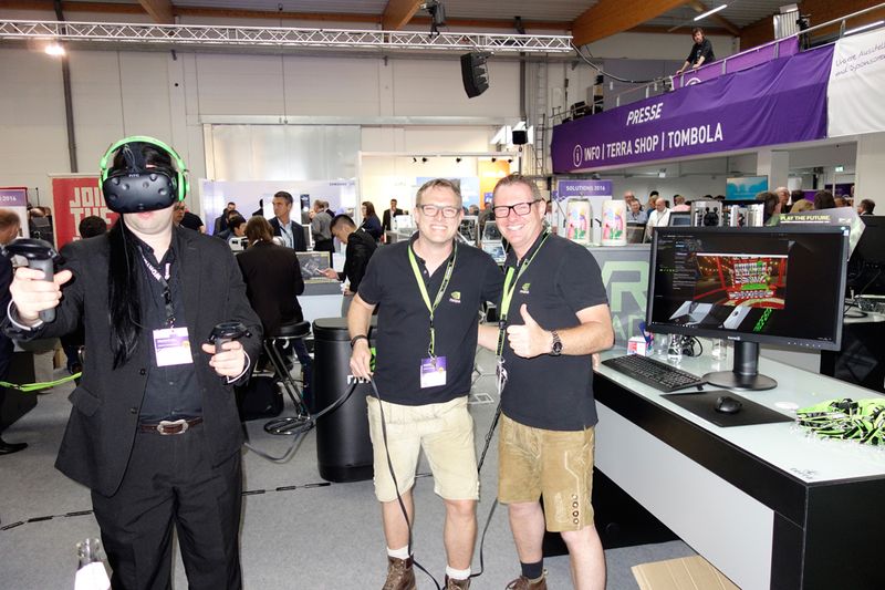 Jahrmarkt-Feeling bei (l.) Florian Betz und Ralf Koczorowski, NVIDIA. Gewinner konnten einen original Oktoberfest-Bierkrug erschießen. (Bild: IT-BUSINESS)